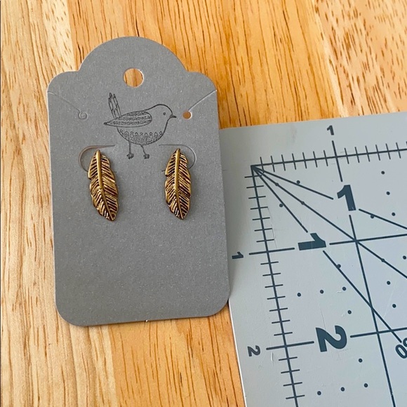 Brass feather earrings - Picture 2 of 2